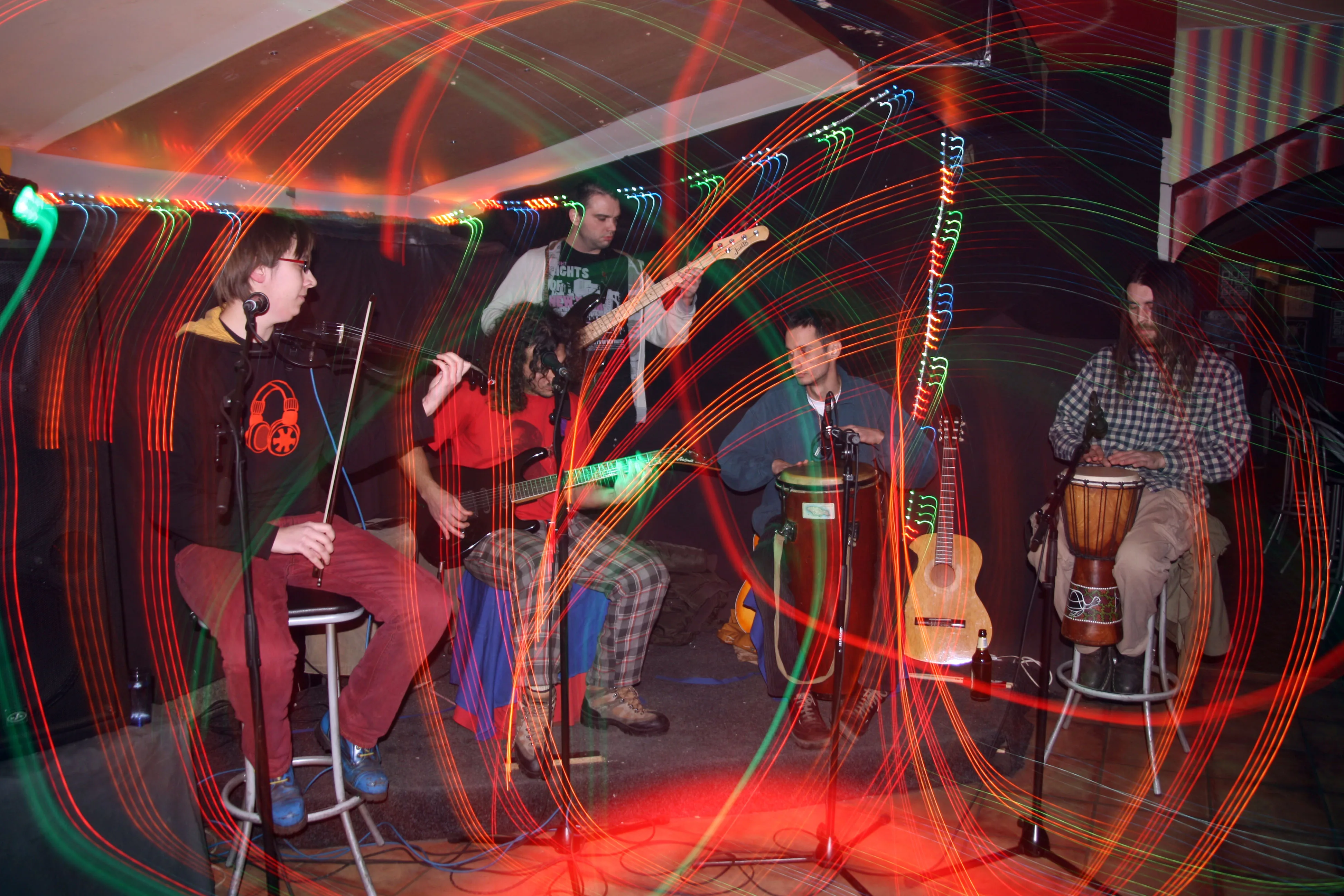 Damjan Pavlica na akustičnoj svirci projekta Damjan od Resnika u beogradskom klubu Žica, 2010.